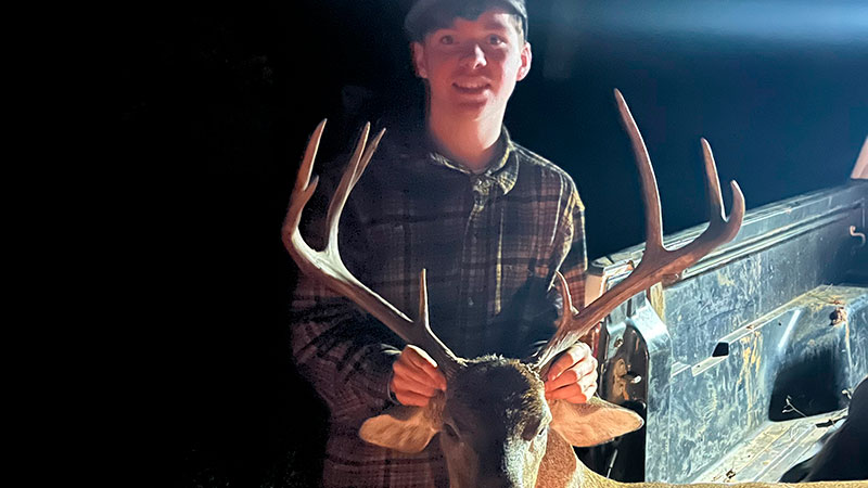 Jonah Elkins takes 9-point buck